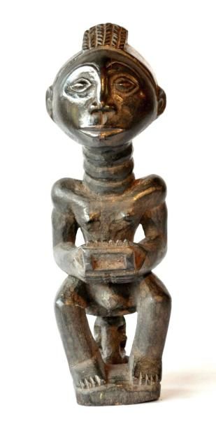 null RDC, KUBA. Sculpture représentant un musicien assis sur petit un tabouret. Il...