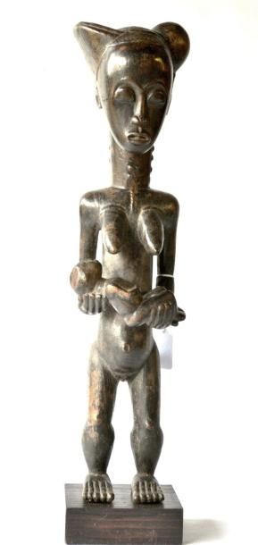 null Côte d'Ivoire, BAOULE. Fort jolie statue féminine portant un enfant dans les...