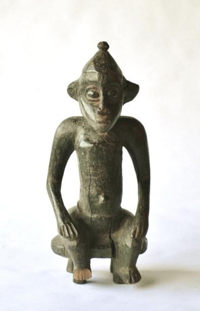null Côte d'Ivoire, SENOUFO. Statuette masculine assise sur un tabouret traditionnel....