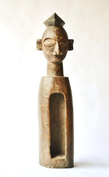 null RDC, YAKA. Petit tambour traditionnel surmonté d'une tête fort joliment sculptée....