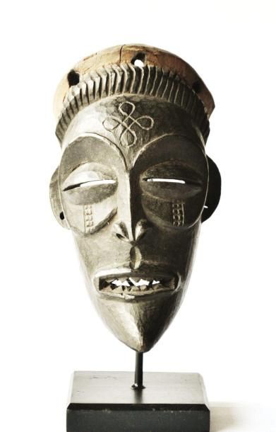 null RDC, TCHOKWE. Masque sculpté de façon très traditionnelle présentant une bouche...