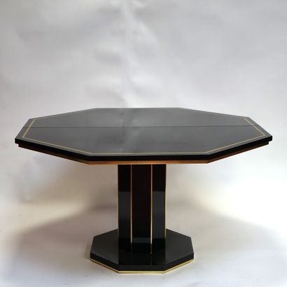 null AMEUBLEMENT de salle à manger en bois laqué noir comprenant une TABLE, quatre...