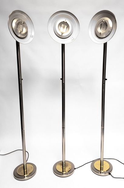 null Trois LAMPADAIRES en métal brossé et doré. H. 190 cm