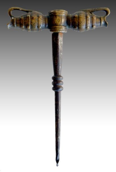 TIRE-BONDE en bronze TIRE-BONDE en bronze et fer à décor de deux pichets. XIXe