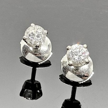 Pair of CLOUS earrings in white gold, each...