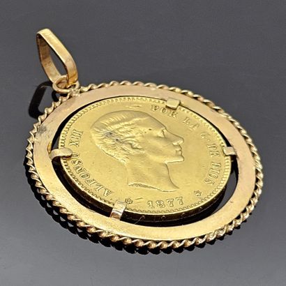 750 mils yellow gold pendant holding a 25...