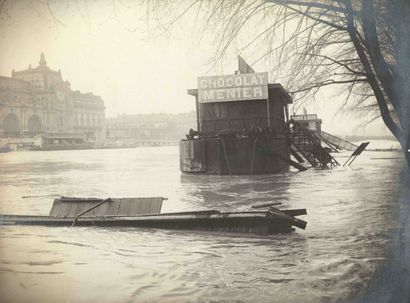 null Inondations de Paris en 1910 / Chocolat Menier / Gare d’Orsay. Epreuve photographique...