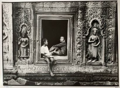 null François DUPUY (XX-XXI) Cambodge, Jeunes garçon au temple. Epreuve photographique...