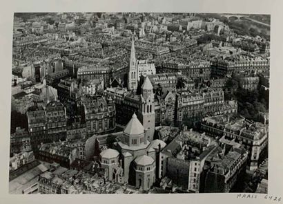 null Vues aériennes de Paris / Paris vue du ciel. Lot de 12 épreuves photographiques...