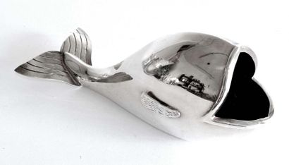 null Original CENTRE de TABLE en métal argenté en forme de baleine.