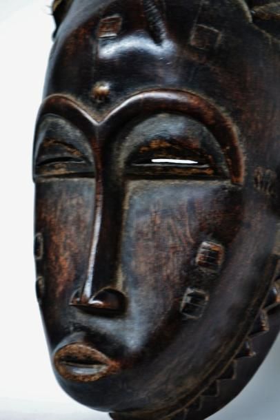 null BAOULE Côte d'Ivoire Masque facial portant une coiffe très élaborée faite d'un...