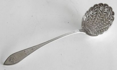 null SAUPOUDREUSE en argent, la spatule allongée, Paris, 1819-1838. Poids 56 g