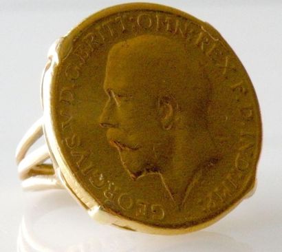 null BAGUE en or jaune sertie d'un souverain à l'effigie de George V. Poids 11,6...