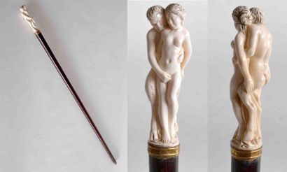 null Belle CANNE, le pommeau érotique en ivoire sculpté, représentant un couple,...