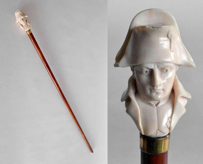 null Belle CANNE, le pommeau en ivoire sculpté du buste de Napoléon Ier, le fût en...