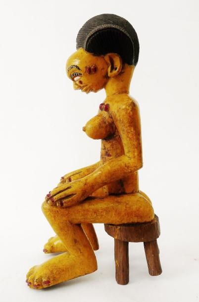 null Sculpture polychrome Tububele d'une femme assise sur un siège ? Peuple SENOUFO...