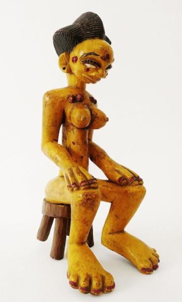 null Sculpture polychrome Tububele d'une femme assise sur un siège ? Peuple SENOUFO...