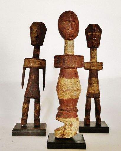 null Trois statuettes anthropomorphes ? Peuple ADA ? Ghana / Nigeria (?) - Bois léger...