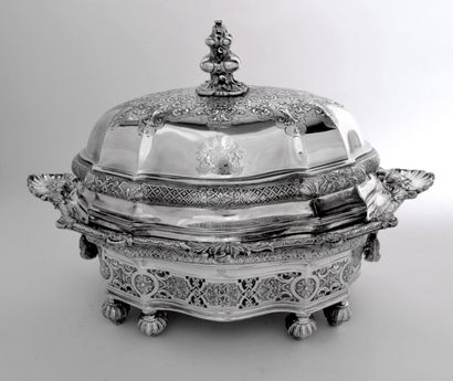 null GARRARD, Londres. Rare RECHAUD couvert en argent, de forme ovale à bord mouvementé...