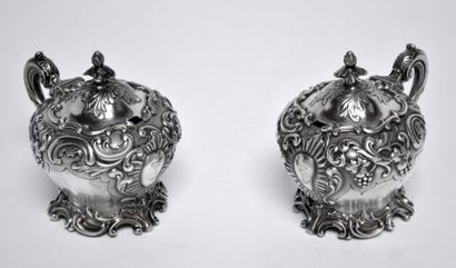 null GARRARD, London. Paire de petits MOUTARDIERS en argent, de forme globulaire,...