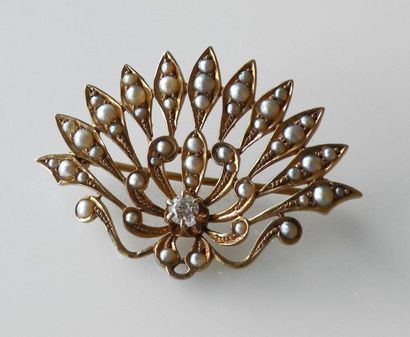 null Petite BROCHE éventail en or 14 k. ajouré et rehaussé de demi-perles et d'un...