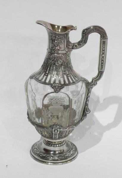 null AIGUIERE en cristal gravé de vases fleuris, la monture en argent à canaux ajourés...