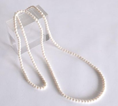 null Grand SAUTOIR de perles blanches L. 128 cm