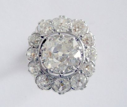 null BAGUE Pompadour ornée d'un diamant central dans un entourage de diamants brillantés....