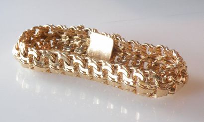 null Beau BRACELET maille fantaisie en or jaune, fermoir avec chainette de sécurité....