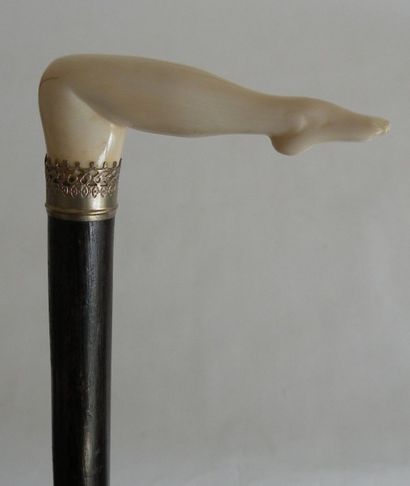 null CANNE poignée équerre en ivoire représentant une jambe de femme (gerce ancienne),...