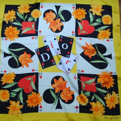null CHRISTIAN DIOR - carré de soie, 90 x 90 cm, jeu de cartes et de fleurs orangées,...