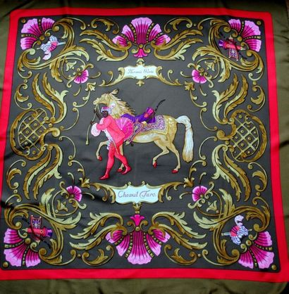 null HERMES, paris - carré de 90 x 90 cm, 100% soie, thème cheval turc , fond marron...
