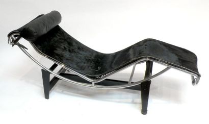 null LE CORBUSIER (1887-1965). Chaise longue LC4 en métal chromé, garniture de poulain....