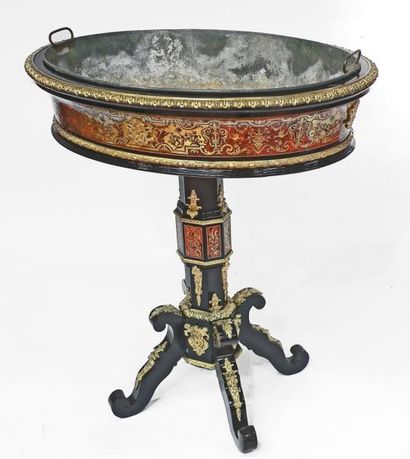 null JARDINIERE ovale en bois noirci marqueté d'écaille rouge et laiton dite Boulle,...