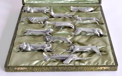 null GALLIA Suite de douze PORTE-COUTEAUX en métal argenté, représentant divers animaux,...