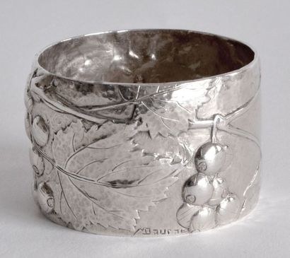 null Maurice DAURAT (1880-1969). ROND DE SERVIETTE en métal argenté à décor Art Nouveau...