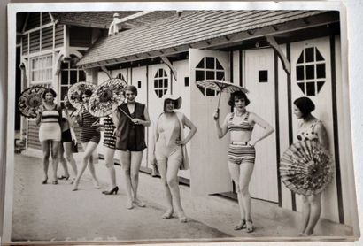 null MEURISSE photographe. Femmes en tenue de plage, vers 1920-30. Lot de quatre...