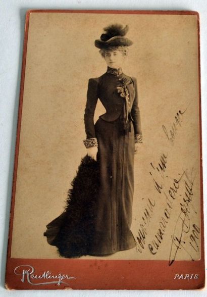 null REUTLINGER. Portrait de femme debout, vers 1900, avec envoi.