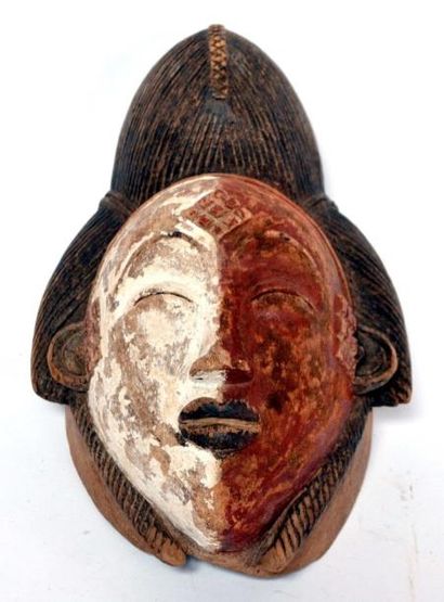 null masque Punu ou Tshogo, Gabon, bicolore, utilisé lors des cérémonies nocturnes...