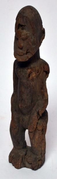 null Statue Dogon, Mali, bois dur érodé, manques n’altérant pas la structure ni le...