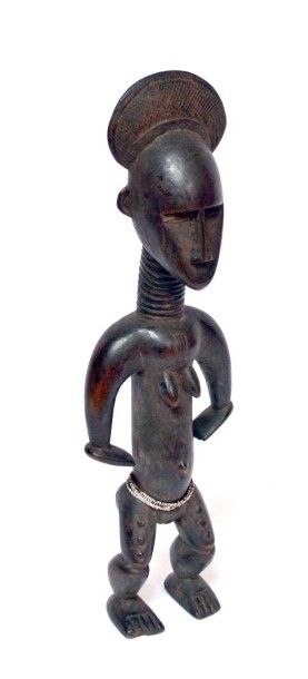 null statue féminine Baoulé ? bois patiné scarifié, perles, 47 cm