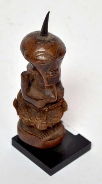 null Statuette Songyé (Zaïre) statue d’autel, bois dur et tissu, très belle patine,...