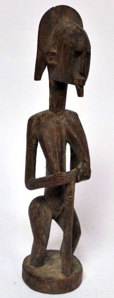 null statue Sénoufo (RCI), femme tenant ses seins, appuyée sur une canne, 43 cm