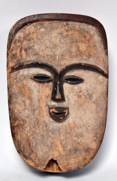 null ancien masque Vuvi (Gabon), bois tendre, visage recouvert de kaolin comme tous...