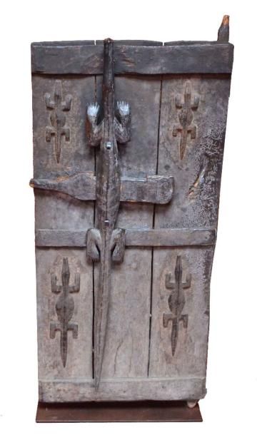 null Importante porte Bambara, sculptée de quatre crocodiles, la serrure ornée d'un...