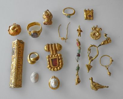 null Bel ENSEMBLE de bijoux: bagues, parties de parures, ornements, boucles en or...