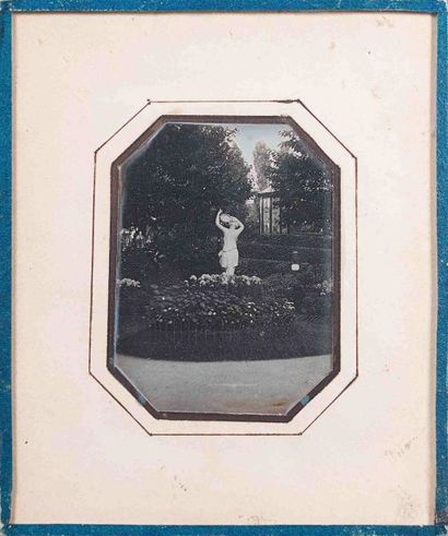 null [DAGUERRÉOTYPE]. Femme au tambourin, sculpture dans un jardin. Années 1840....