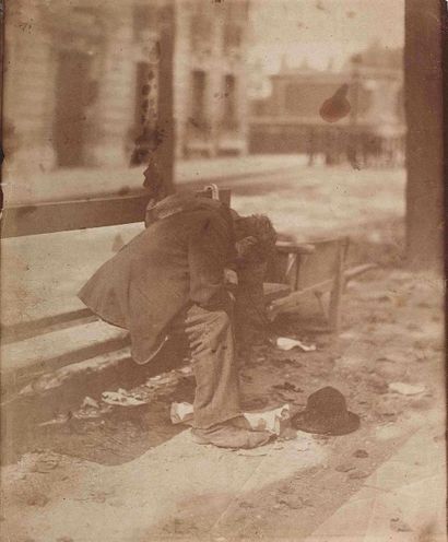 null Eugène ATGET (1857-1927). Commissionnaire cireur de chaussures lisant Le Petit...