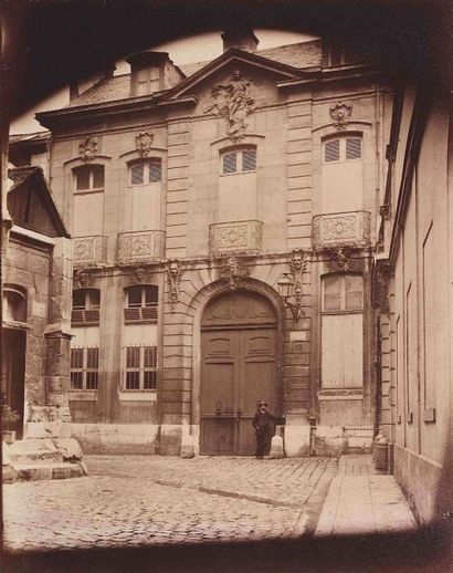 null Eugène ATGET (1857-1927). Hôtel particulier, place Saint-Éloi. Rouen (Seine-Maritime)....