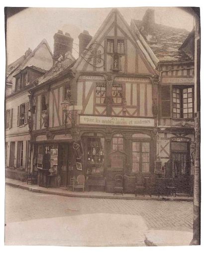 null Eugène ATGET (1857-1927). Vieille maison rue des Lombards. Compiègne (Oise)....